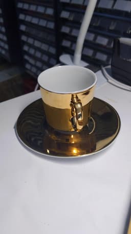 Guldig kaffekopp med fat bild 2