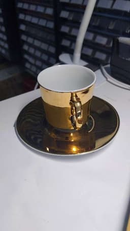 Guldig kaffekopp med fat bild 1