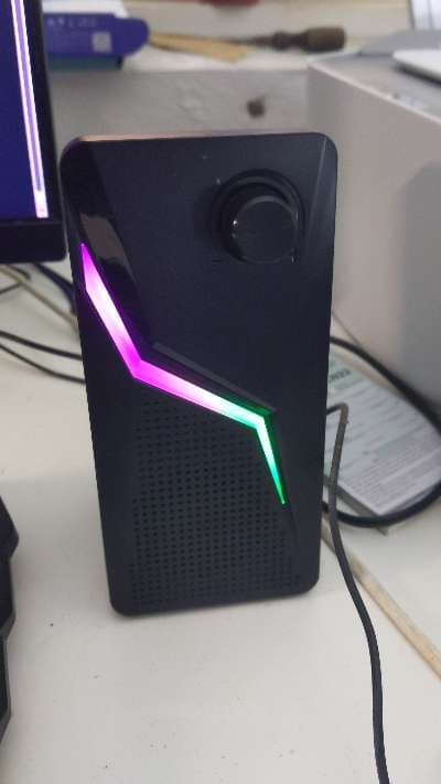 RGB-högtalare med modern design - Elektronik till salu i Sävsjö