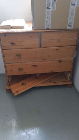 Träbyrå med skador bild 1