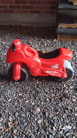 Röd leksaksmotorcykel för barn bild 2