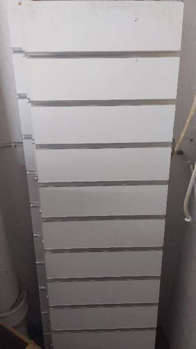 Vit slatwall panel för förvaring - Förvaring till salu i Sävsjö