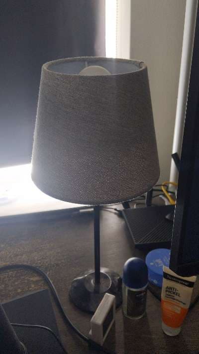 Bordslampa med grå skärm - 100 kr