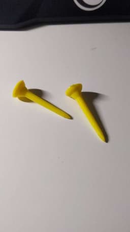Gula plastgolfpeggar bild 1