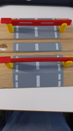 Träleksak väg med bommar bild 2
