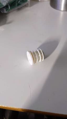 Vit plastplugg för möbler bild 1